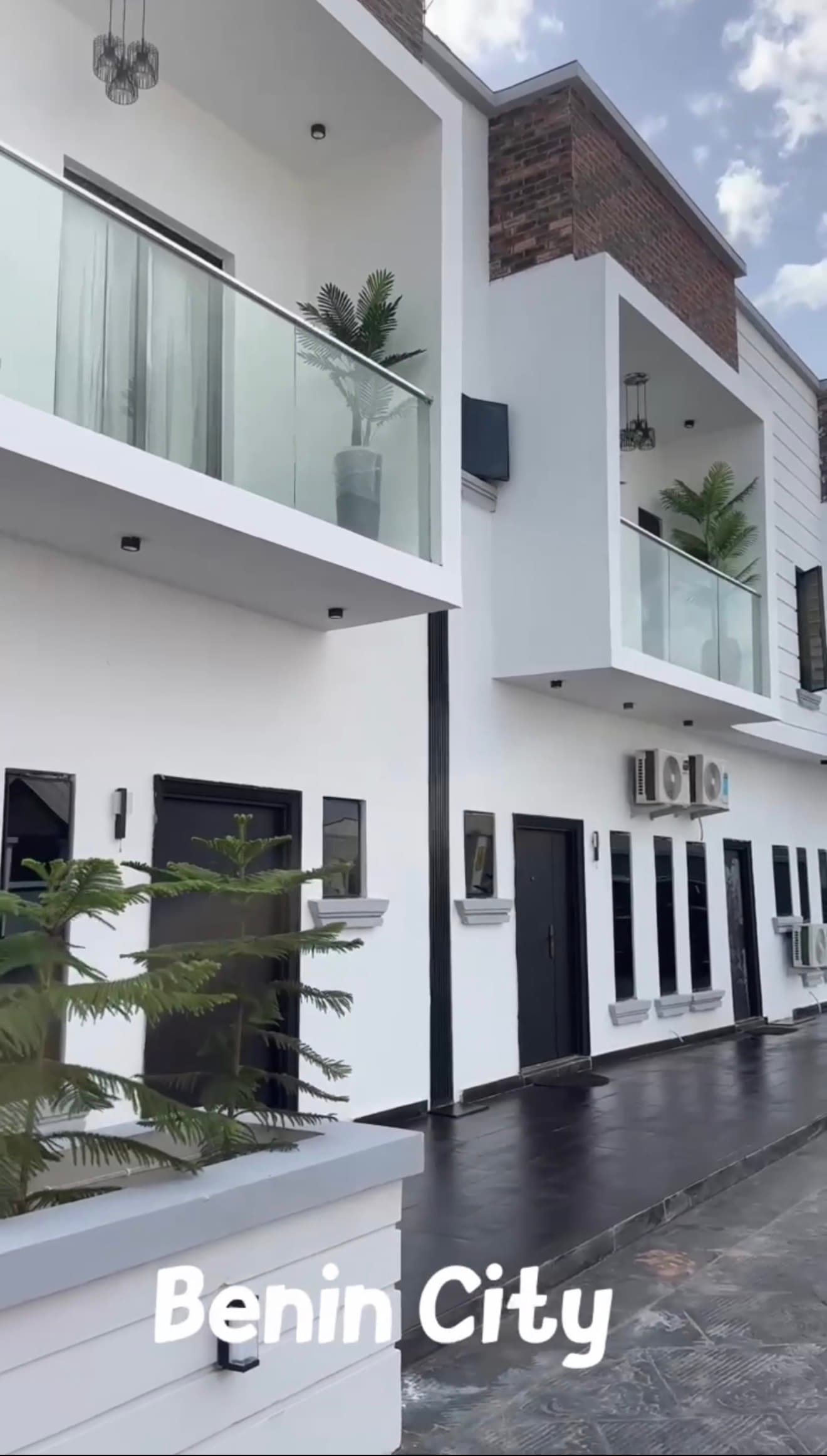 Two bedroom duplex apartment - Image 1